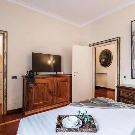 The Rent - One-bedroom In A Quiet, Classically Styled Corner Near The Quirinale Roma