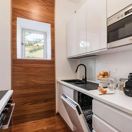 The Rent - One-bedroom In A Quiet, Classically Styled Corner Near The Quirinale Apartment *