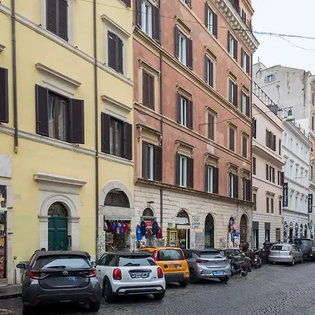The Rent - One-bedroom In A Quiet, Classically Styled Corner Near The Quirinale Rome