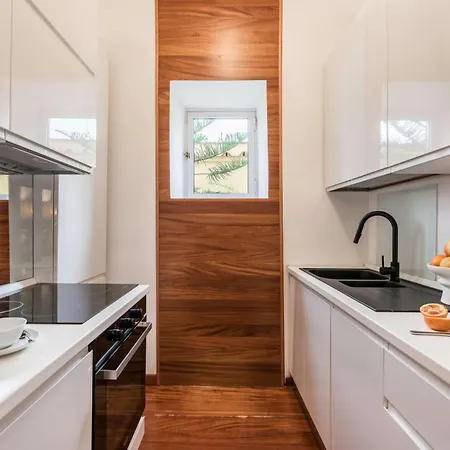 The Rent - One-bedroom In A Quiet, Classically Styled Corner Near The Quirinale