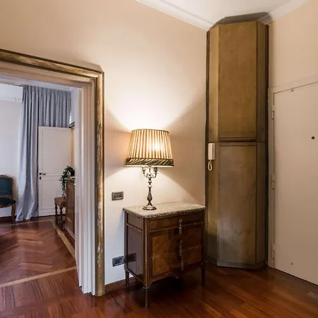 The Rent - One-bedroom In A Quiet, Classically Styled Corner Near The Quirinale Apartment *