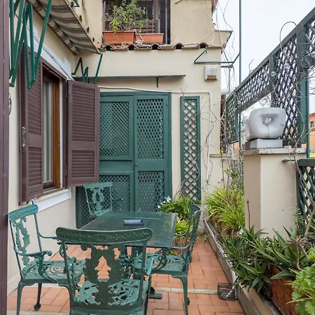 The Rent - One-bedroom In A Quiet, Classically Styled Corner Near The Quirinale Rome