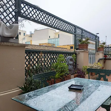 The Rent - One-bedroom In A Quiet, Classically Styled Corner Near The Quirinale Apartment Rome